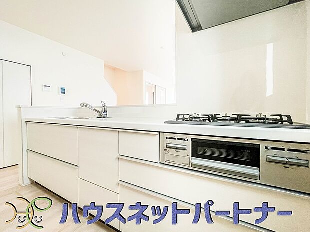 三口コンロで料理の幅を拡げてくれる使いやすいシステムキッチンを採用。洗い場も大きいので野菜や食器を洗ったりする際にも捗り、奥様の強い味方となってくれるはずです。