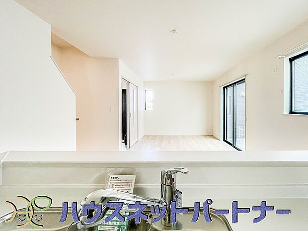 人工大理石のワークトップやシンクは、水を流しただけできれいになったように見えます。白いキッチンは明るく清潔感があり、とっても素敵です。