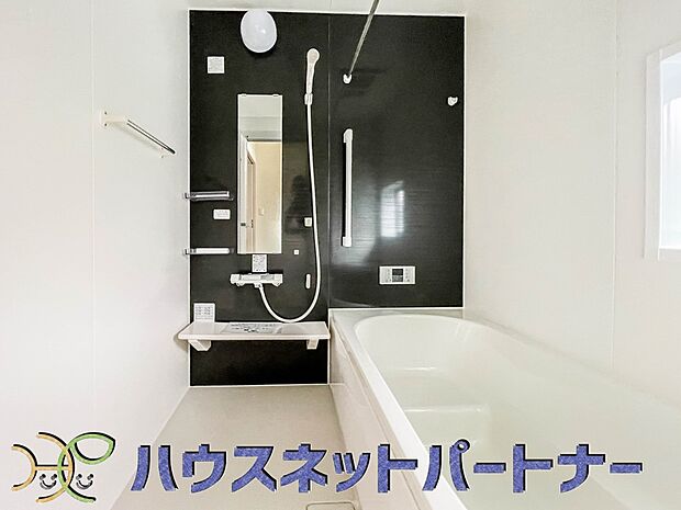 明るい作りの浴室は心も体もリフレッシュさせてくれます。窓もあるので湿気を外へ逃がすことも出来ます。