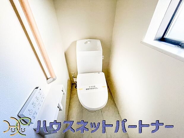 小窓を設置する事により明るく、通気性の良いトイレとなっております。中はゆとりのある大きさを確保しておりますので、ゆったりとお使い頂けます。