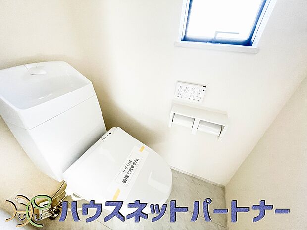嬉しいシャワー付きトイレは2ヶ所。窓もあり明るい空間です。