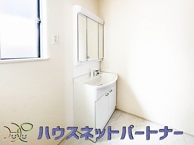 毎日使う洗濯機。しっかりと奥行きのある置き場が確保されています。