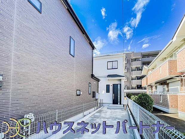 堂々たる趣ながら、主張し過ぎずどこか余裕を感じさせるシャープなフォルムで佇む邸宅は、晴天の空と照らし合わせる事で、本来あるべき完成形の姿を見せてくれます。