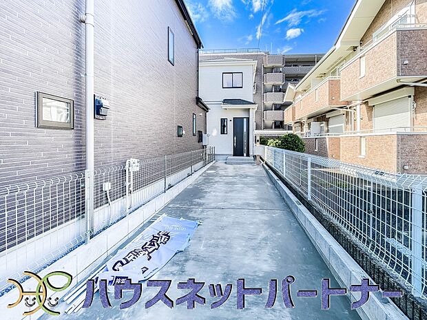 カースペース2台可。敷地内に駐車スペースが2台分確保されています。通勤、お出かけ、ショッピングなど、家族で出かける際の足となる車。状況に応じて使い分けたい、そんな方におすすめです。