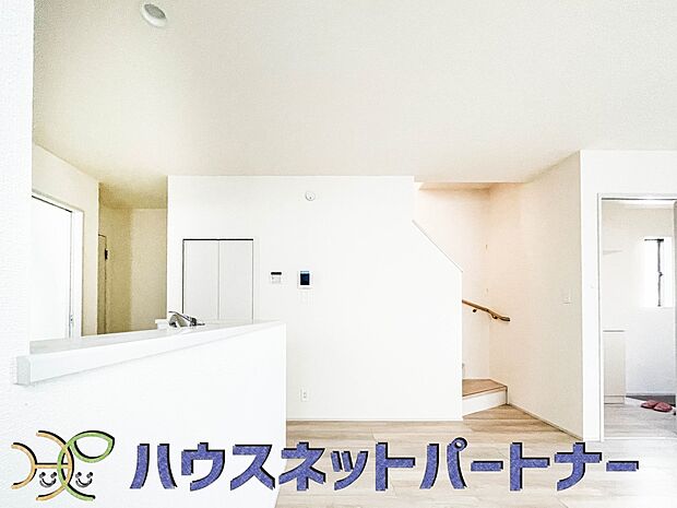 忙しい朝でも家族揃って食事をして頂ける、ゆとりある大きさのダイニングスペース。奥様の手料理をカウンター越しに受けとって頂き、テーブルで囲む素敵な時間を存分にお愉しみ下さい。