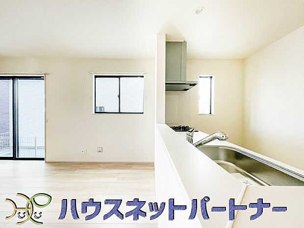 キッチン吊戸棚を無くす事によって、コミュニケーションを重視した設計に致しました。区画によって変わる一体感を、実際にご覧になって頂けましたらと思います。