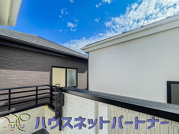 陽当りが良いと、洗濯物が乾きやすいですし、湿気やカビの心配も減るので快適です。寒い冬の日でも、日差しが届くと家の中が暖かくなりますね。