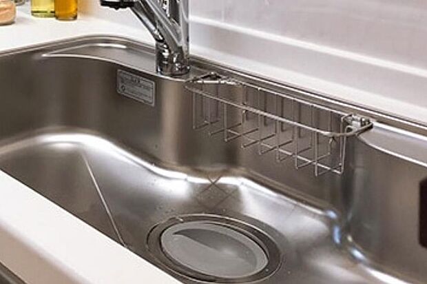 シンプルな形状にこだわったシンク。排水口は汚れが簡単に取り除ける浅型形状で水栓から落ちる水音や水はね音を軽減します。