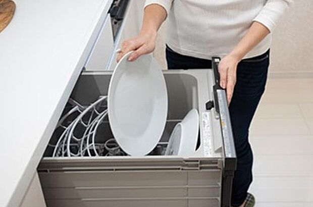 噴水のように水を噴射して食器類の汚れをムラなく洗い流します。家事が軽減されるだけでなく水道代や光熱費の節約にも貢献します。