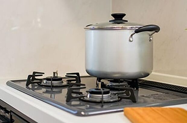 左右ワイド火力バーナーで使い勝手が向上。バーナーリング一体型でお掃除もらくらくです。