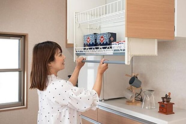 スムーズな昇降で手の届かない場所でも簡単に出し入れすることができます。収納物の重量に合わせて軽い力で引き降ろせる重量調整機能付き。