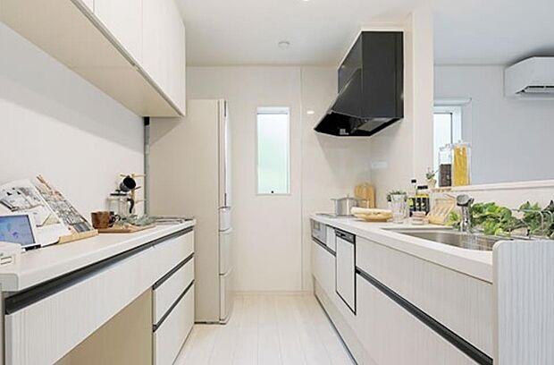 すべての収納がスライド開閉が可能、カップボードもついて食器などの収納もできます。吊戸棚には地震時の揺れを察知して扉をロック収納物の飛び跳ねを防止します。