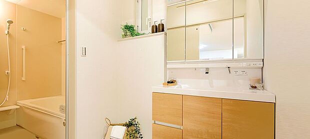 お手入れかんたんで収納豊富な洗面化粧台