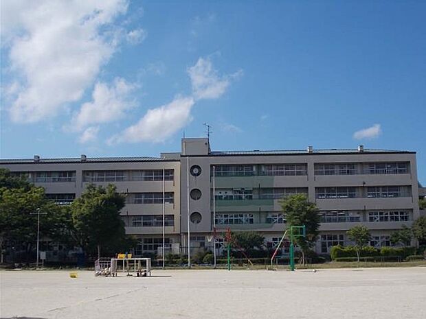 周辺環境-小学校(830m)越谷市立弥栄小学校
