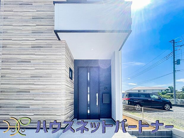 玄関前に季節のお花を置いて可愛く演出してみてはいかがですか。楽しいお家造りが待っています。