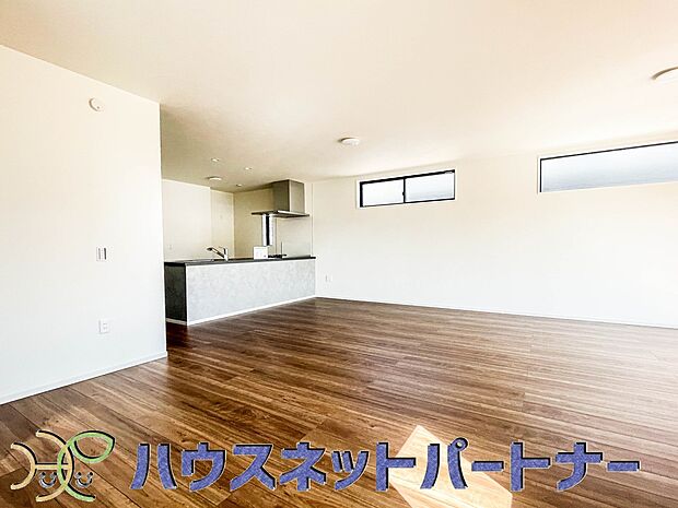 リビングは、食事スペースと寛げる場所設けてもまだ余裕の広さ。明るい光が照らしてくれます。