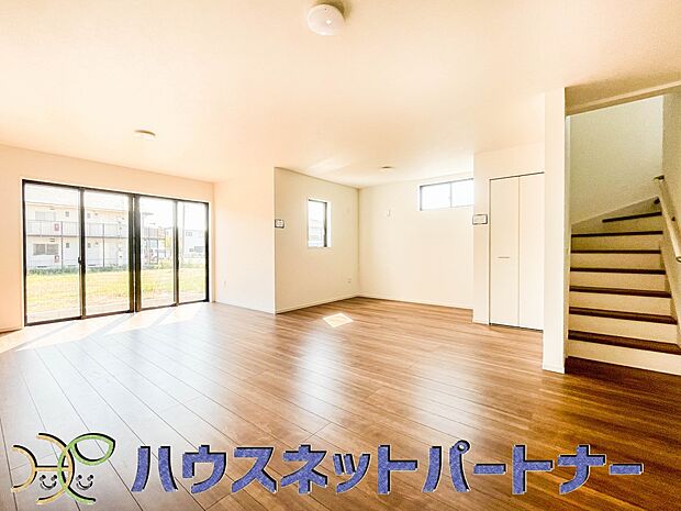 階を移動する際にリビングを通る、リビングイン階段。自然なかたちで家族が集まるため、お子様の個室が2階にある場合でも、毎日の挨拶や会話が増えやすくなります。