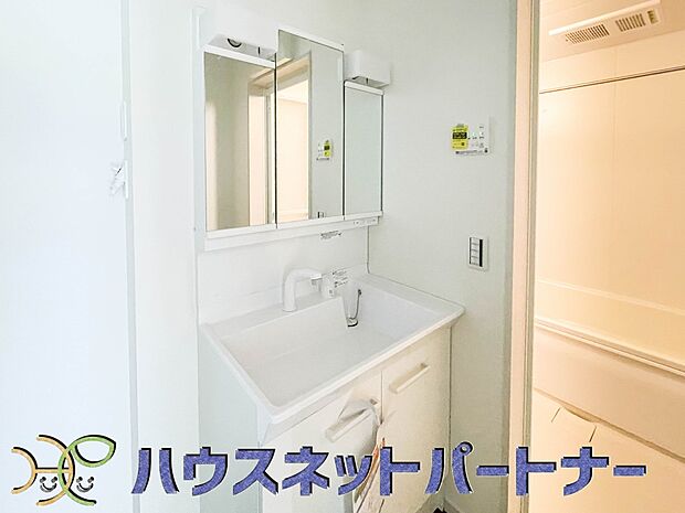 家の中でも特にプライベートスペースとなる洗面所は、洗濯場所と浴室を同じ空間でまとめております。小窓を設置しておりますので、熱気などが籠りやすい空間でちょっとした空気の入れ替えを。