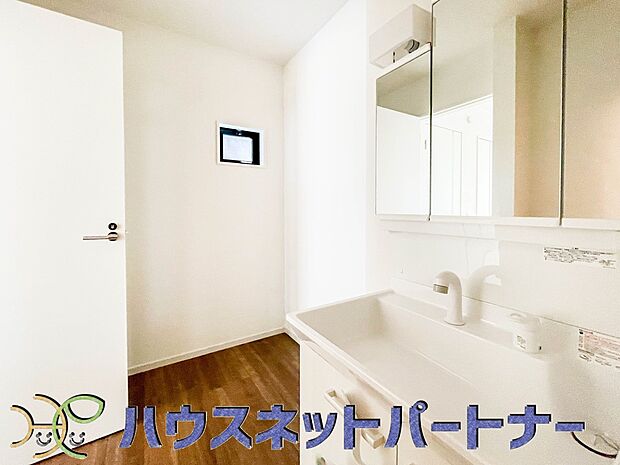 毎日使う洗濯機。しっかりと奥行きのある置き場が確保されています。