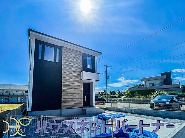 堂々たる趣ながら、主張し過ぎずどこか余裕を感じさせるシャープなフォルムで佇む邸宅は、晴天の空と照らし合わせる事で、本来あるべき完成形の姿を見せてくれます。