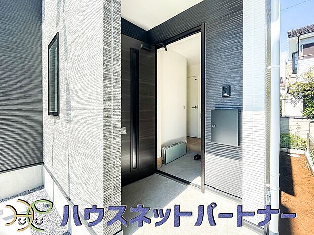 TVモニター付インターホン。来訪者の様子を室内TVモニターでチェック。対応したくないセールスを断りやすく、子どもに留守番をさせるときも安心。不在時の来訪者を録画でき、犯罪抑止効果も期待できます。