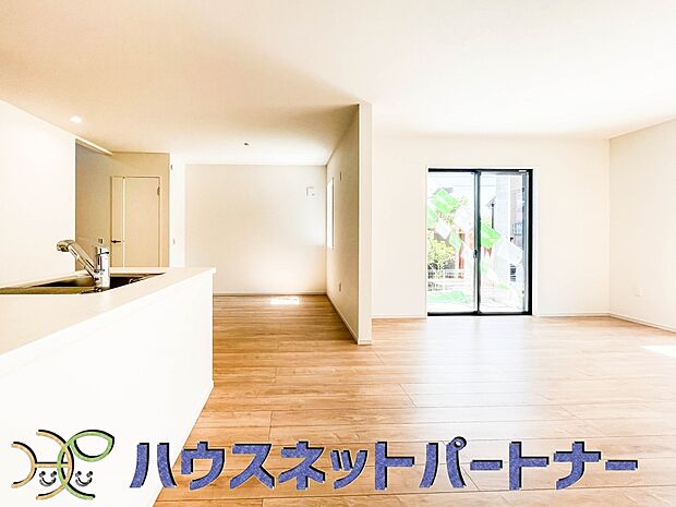 整然とした空間演出、快適な理想の暮らしの実現は家のみの拘りではなく、そこで暮らす方々にとって素敵な環境であることも挙げられると思います。四季折々の変化が奏でる鼓動を楽しんで下さい。