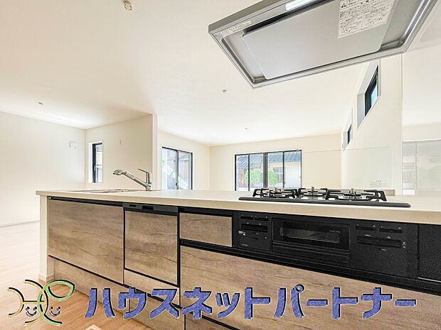 三口コンロで料理の幅を拡げてくれる使いやすいシステムキッチンを採用。洗い場も大きいので野菜や食器を洗ったりする際にも捗り、奥様の強い味方となってくれるはずです。