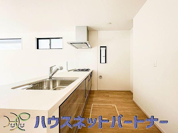 人工大理石のワークトップやシンクは、水を流しただけできれいになったように見えます。白いキッチンは明るく清潔感があり、とっても素敵です。