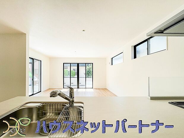 キッチン吊戸棚を無くす事によって、コミュニケーションを重視した設計に致しました。区画によって変わる一体感を、実際にご覧になって頂けましたらと思います。 