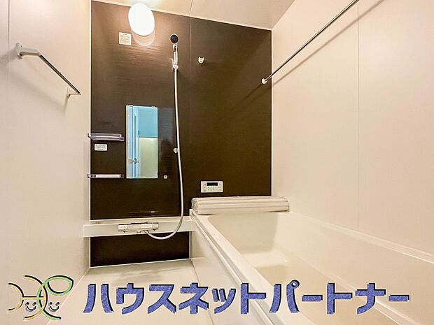 冬場にはヒヤッとしないように暖房機能、梅雨の時期には乾燥等、機能的で清潔感溢れる浴室。快適・清潔な空間で心も体もオフになる時間を楽しむことが可能です。