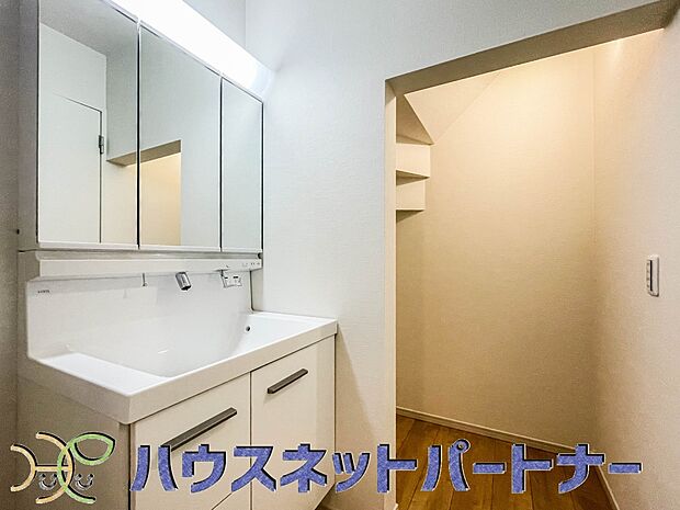 リネン庫設置。タオルやリネンを収納するリネン庫はすっきりおしゃれに収納したいと誰もが思うこと。そう・・・理想はホテルのリネン庫といったところでしょうか。