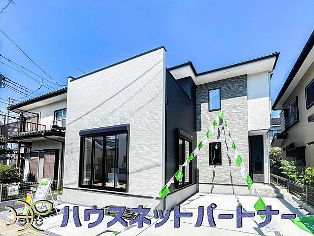 街に溶け合う美しい景観と、採光や風通しを考えて設計された間取り。近隣の視線を考え調整した窓位置など、外観だけでなく、住まうご家族の心地よさを最優先しました。