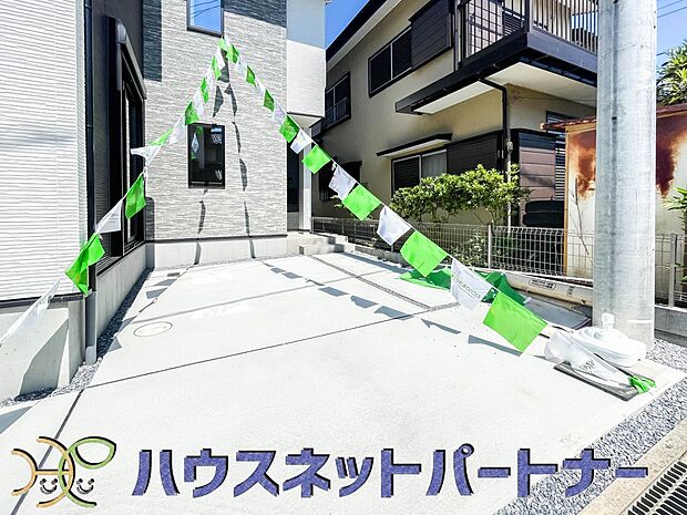 駐車場がある戸建を持つ最大のメリットは、駐車場代金を支払い続ける必要がないことです。賃貸住宅に住んでいる方が、戸建の購入を考えるきっかけに挙げることが多いようです。