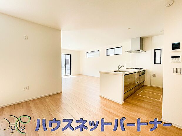 お料理できたらカウンターから手渡しができます。家族で会話をしながらお料理を楽しく。