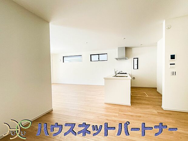 カウンターキッチンなら、リビングで遊ぶ子供の様子を見ながら料理ができるので安心です。