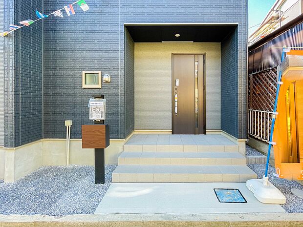 玄関の扉を開けるとそこは家族の待つお家。笑い声が聞こえてきそう。