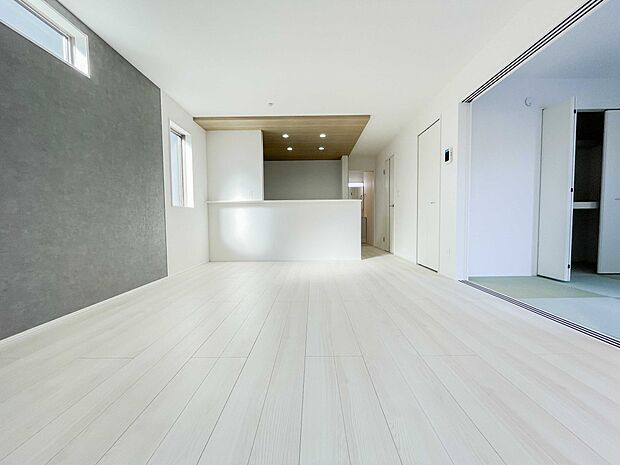 家族でくつろぐリビングは16帖。日当たりも良く、風通しも優れています。