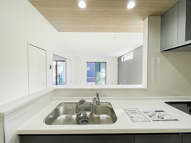 人工大理石のワークトップやシンクは、水を流しただけできれいになったように見えます。白いキッチンは明るく清潔感があり、とっても素敵です。