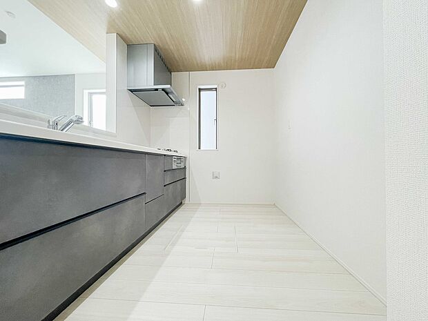 明るい自然光が入る作業スペースを多くとったキッチン採用。夫婦揃ってキッチンに立っても調理がしやすく、家事をしながら会話も弾みます。食器類もすっきりと片付く収納力。