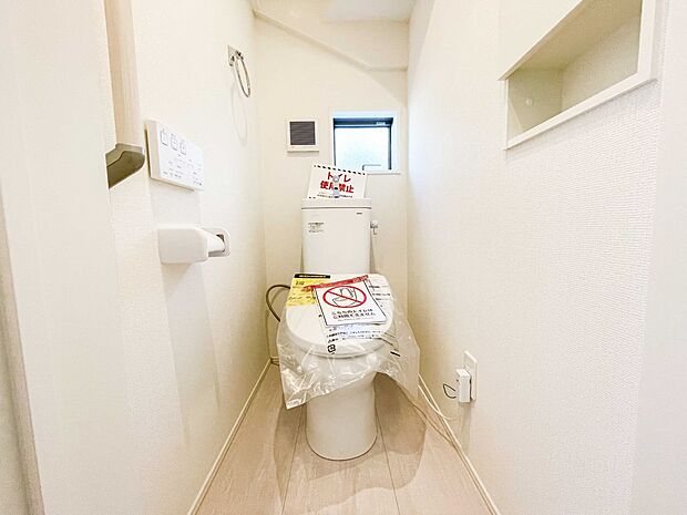 小窓を設置する事により明るく、通気性の良いトイレとなっております。中はゆとりのある大きさを確保しておりますので、ゆったりとお使い頂けます。 