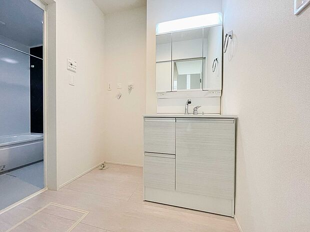 洗面室のある脱衣所は広々。脱いだお洋服をそのままお洗濯。