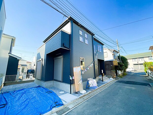 街に溶け合う美しい景観と、採光や風通しを考えて設計された間取り。近隣の視線を考え調整した窓位置など、外観だけでなく、住まうご家族の心地よさを最優先しました。