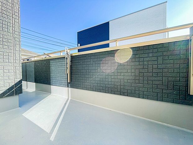 南向きバルコニーから明るい陽射しと爽やかな風がお部屋へと流れ込む、心地よい空間です。2部屋続きなのでお布団も沢山干せますね。