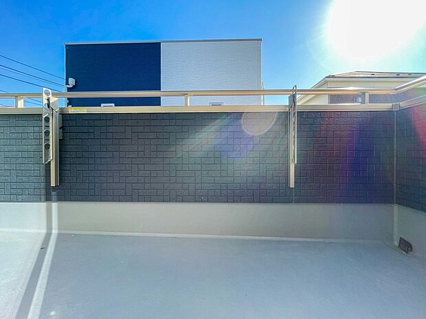 バルコニーから差し込む陽光・通風は、住環境・快適性と共に有り続ける貴重な「財産」です。この新築戸建に住まう事で手に入れるものは、きっと日常にとっても貴重な存在となるはずです。