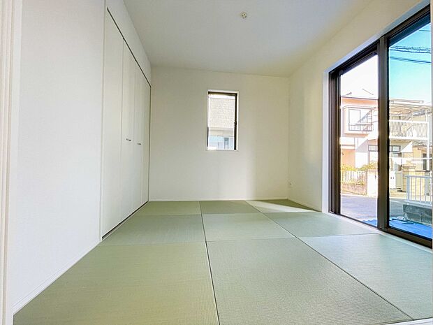 リビングの続き間としても利用できる4.5帖の和室。畳の香りに包まれながら普段は子供の遊び場やご両親様のお部屋として、急な来客の場合は襖を締め切り客間としても利用可能。