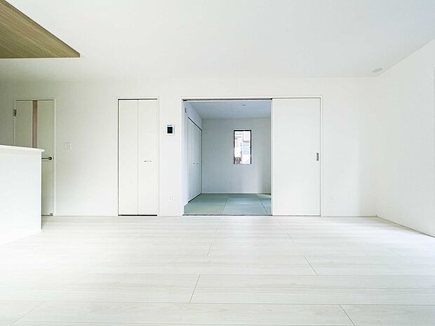 通風・採光に優れ、心地よい光と風が溢れています。 贅沢で豊かな居住性と、プライドを満たすクオリティが見事に調和した住空間。新築ならではの快適なひとときをご体感頂ける筈です。