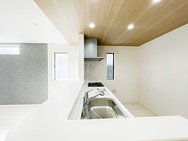 カウンターキッチンなら、リビングで遊ぶ子供の様子を見ながら料理ができるので安心です。料理を運んでもらったり、子供にお手伝いしてもらいやすいのもいいですね♪