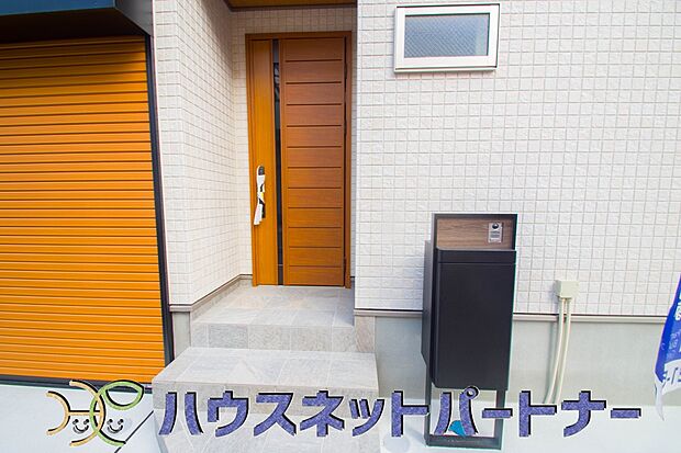 上質感漂う玄関へのアプローチ。居住者の帰り、訪れる方を優しく迎える・安らぎに満ちた生活空間を予感させる。健やかな暮らしを楽しめそう。