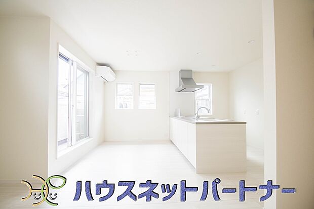 通風・採光に優れ、心地よい光と風が溢れています。 贅沢で豊かな居住性と、プライドを満たすクオリティが見事に調和した住空間。新築ならではの快適なひとときをご体感頂ける筈です。