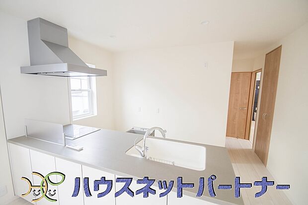 IHクッキングヒーターは、火をつかわないので高齢者やお子様のいるご家庭におすすめです。フラットな調理面の後片付けはさっと拭くだけでOK。お手入れが簡単な上、すっきりとした見た目もおしゃれです。